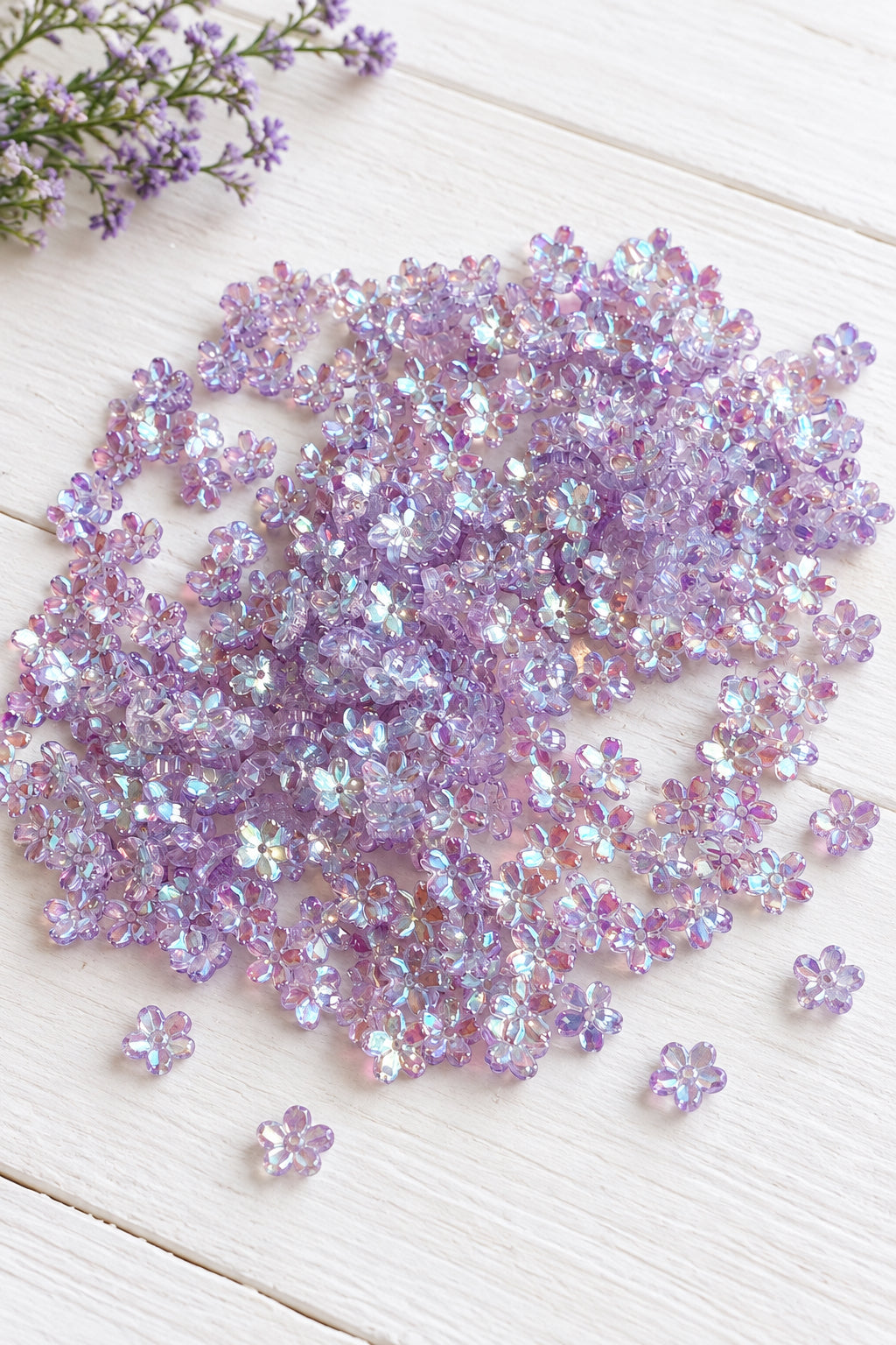 Five-petal glass sakura flower beads with an iridescent finish for jewellery-making and craft projects. ⠋