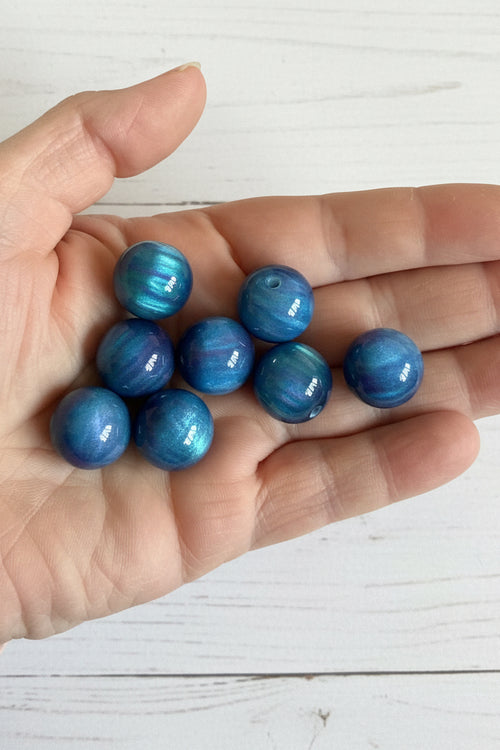 16mm blue resin shimmer beads with pink and green colour-shift effect, pack of 5