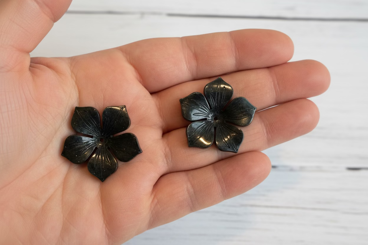 Large acrylic flower bead with etched design – pack of 10